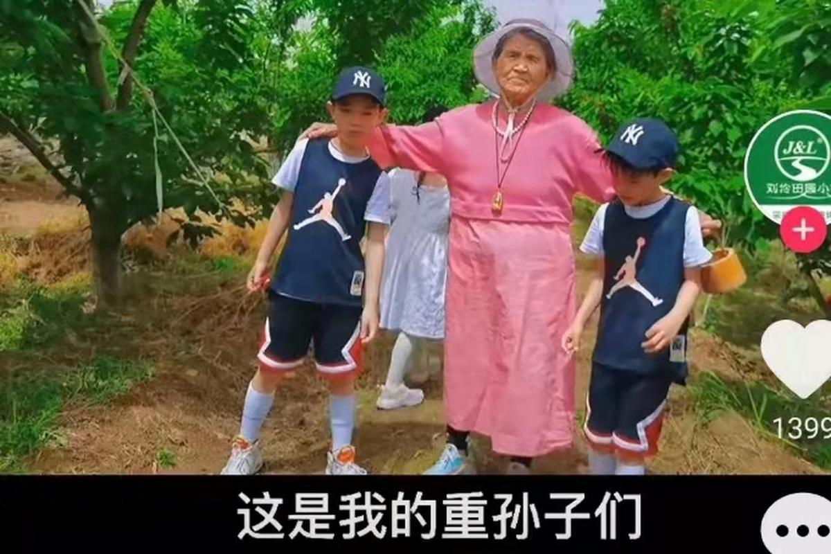 黄圣依妈带孙子10年