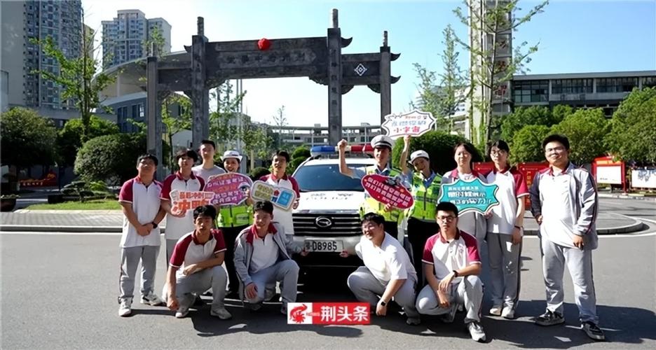 考生排队摸985车牌,高三考生排队摸985车牌