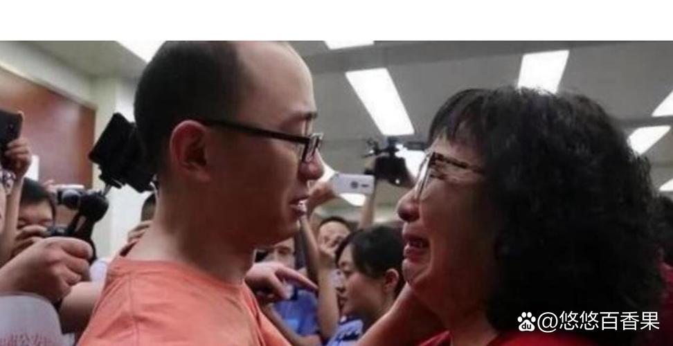 双胞胎考场外跪爷爷,双胞胎兄弟跪求母亲回家